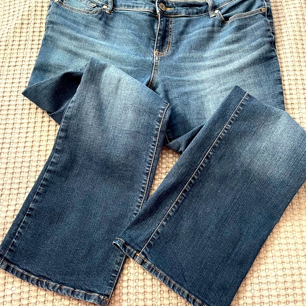 Torrid slight bell bottom Jean 14R - never worn